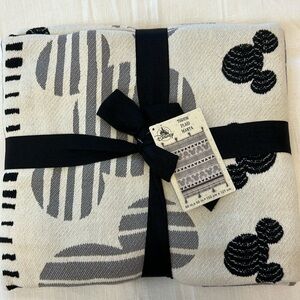 DISNEY Throw Plaid Manta, NWT, black, grey, off-white.  WDW Animal Kingdom vibe.